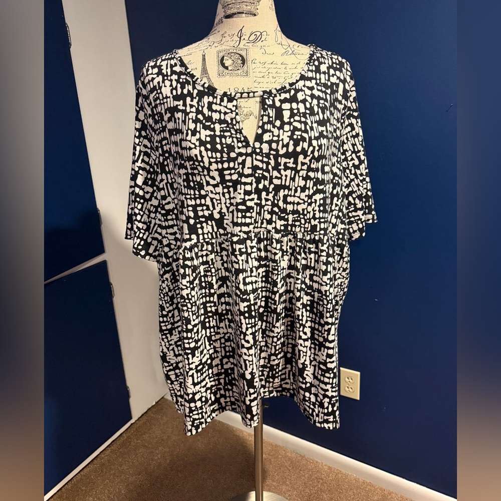 Avenue black and white plus size top